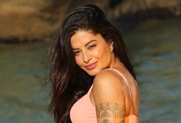 Dançarina e atriz Aline Riscado empina bumbum com fio-dental rosa