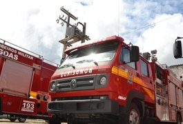 Biomédica fica ferida após capotamento na BR-104, em Branquinha