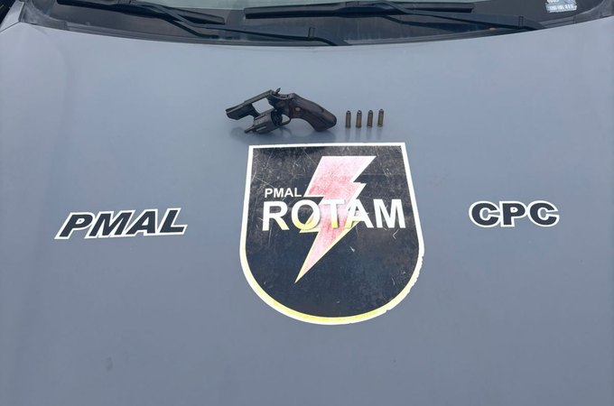 ROTAM prende suspeito e apreende revólver e munições durante ação policial, em Maceió