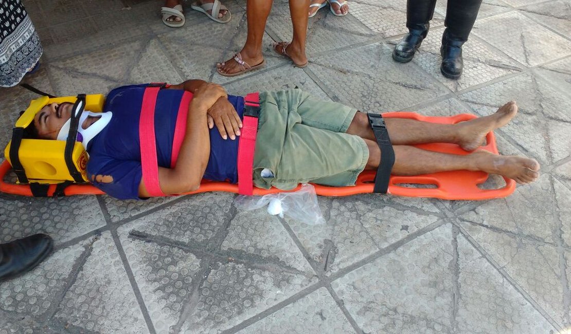 Homem fica ferido em acidente envolvendo carro e moto em Arapiraca