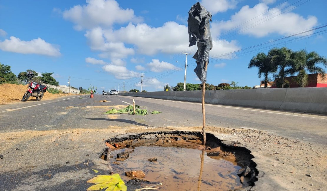 Vazamento de água em trecho da rodovia AL-220 preocupa condutores, em Arapiraca