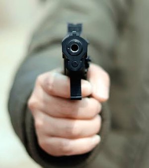 Policial aposentado atira em 3 pessoas por causa de som alto