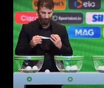 Vídeo. Vasco “cai” da mão de apresentador no sorteio da Copa do Brasil e momento rende piadas na internet