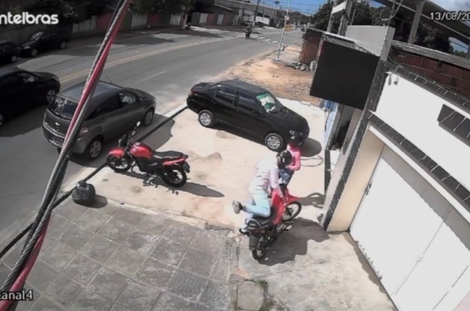 Loja recém-inaugurada é assaltada por dupla em motocicleta, na Santa Amélia, em Maceió
