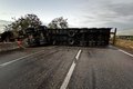 Acidente entre carreta com carga de madeira e carro deixa cinco feridos em Porto Real do Colégio