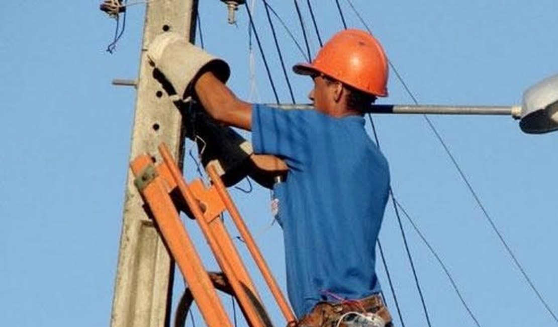 Prefeitura de Arapiraca repara mais de 200 postes para garantir iluminação pública