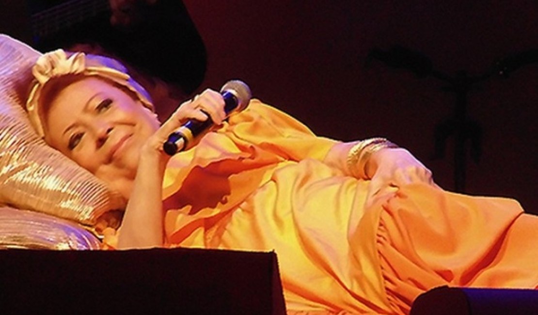 O Show tem que continuar: Beth Carvalho faz show deitada