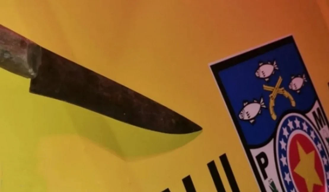 Homem persegue esposa na rua para assassiná-la a facadas em Igreja Nova