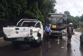 Acidente entre carro e ônibus na Ladeira Geraldo Melo deixa duas pessoas feridas