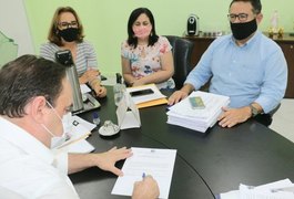 Luciano Barbosa assina documento para a compra de 200 mil vacinas contra a Covid-19