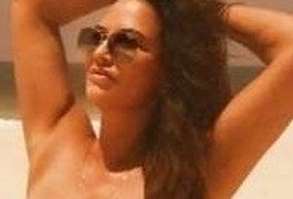 Luiza Brunet esbanja boa forma em foto de biquíni