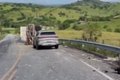 Caminhão carregado com frangos tomba na BR-424 entre Viçosa e Chã Preta