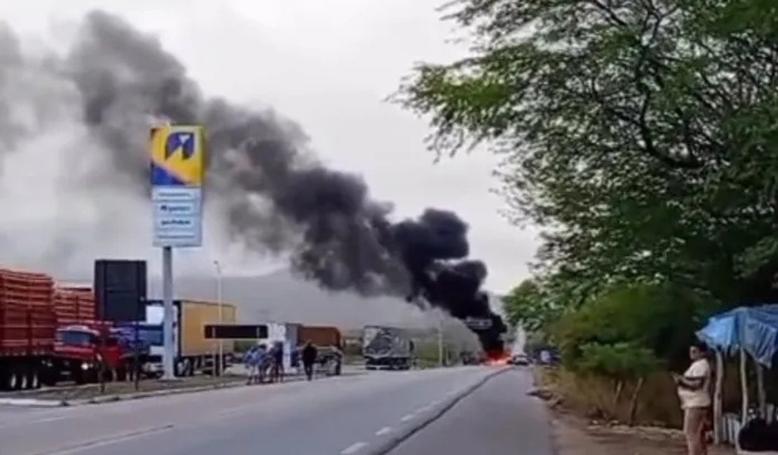 Indígenas realizam protesto e interditam trecho da BR-101, em Joaquim Gomes