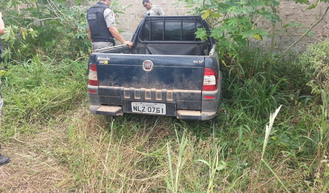 Pick-up Strada roubada é encontrada abandonada em Arapiraca