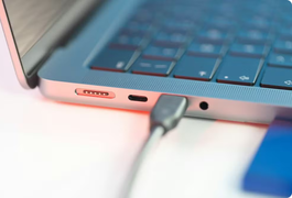 Deixar o notebook ligado na tomada o dia todo estraga a bateria?