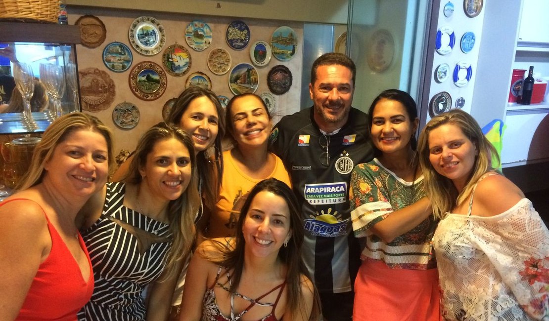 Vanderlei Luxemburgo aparece em vídeo vestindo a camisa do ASA