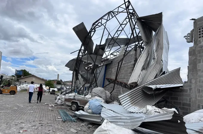 Cidade do Paraná é atingida por ventos fortes de até 180 km/h