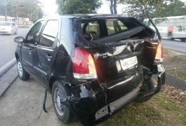 Carro colide com ônibus, invade canteiro e se choca com árvore, em Maceió