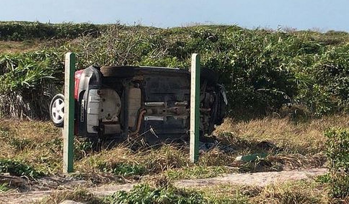 Jovem arapiraquense morre e mulher fica ferida após capotamento na AL-101 Sul