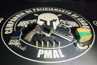 Homem é preso com arma de fogo e drogas após tentar fugir da polícia em Maceió