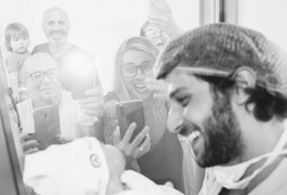 Laura Neiva posta foto de Chay Suede no nascimento da filha