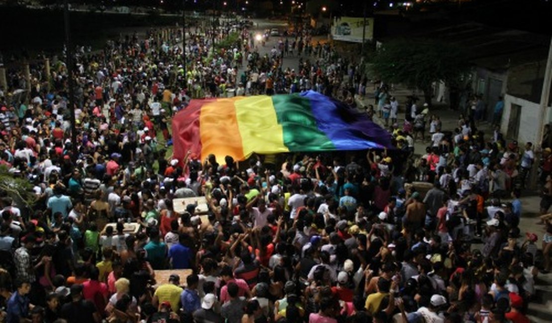 Arapiraquenses vão às ruas em favor do direito dos homossexuais