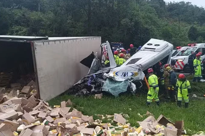 Carreta roubada tomba sobre van com passageiros que voltavam de culto e seis pessoas morrem