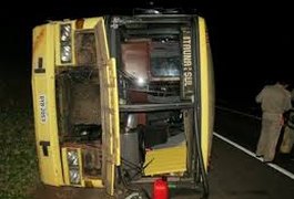 Motorista de ônibus escolar passa mal e causa acidente em Atalaia