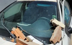 Carro atinge muro de residência e jovem de 18 anos fica ferido em Marechal Deodoro