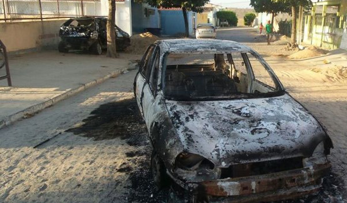 Criminosos ateiam fogo em viatura na frente de delegacia no Sertão