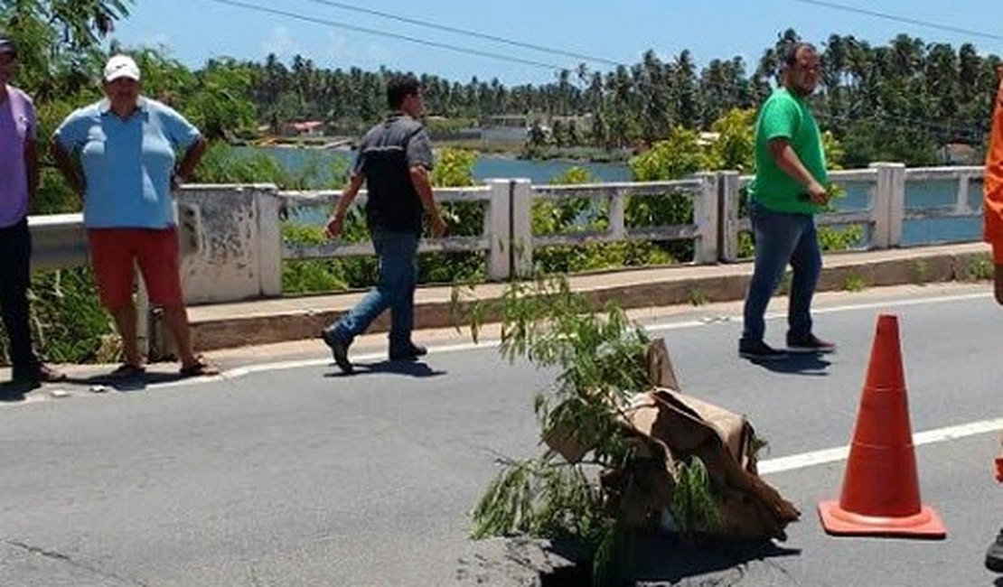 Buraco em ponte da Massagueira assusta condutores e deixa trânsito congestionado