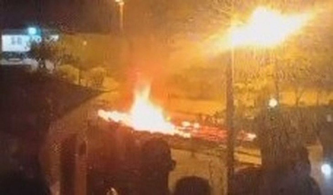 Residência é destruída por incêndio e bombeiros controlam chamas em Penedo
