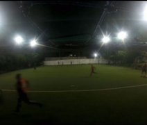 Jovem é assassinado a tiros em campo de futebol society em Olinda; vídeo mostra pessoas em pânico