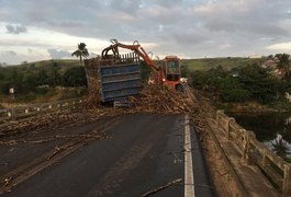 Caminhão carregado com cana-de-açúcar tomba em ponte em Atalaia, AL