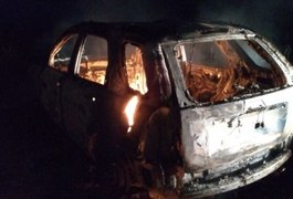 Bandidos tomam veículo de militar durante assalto em Atalaia e ateiam fogo