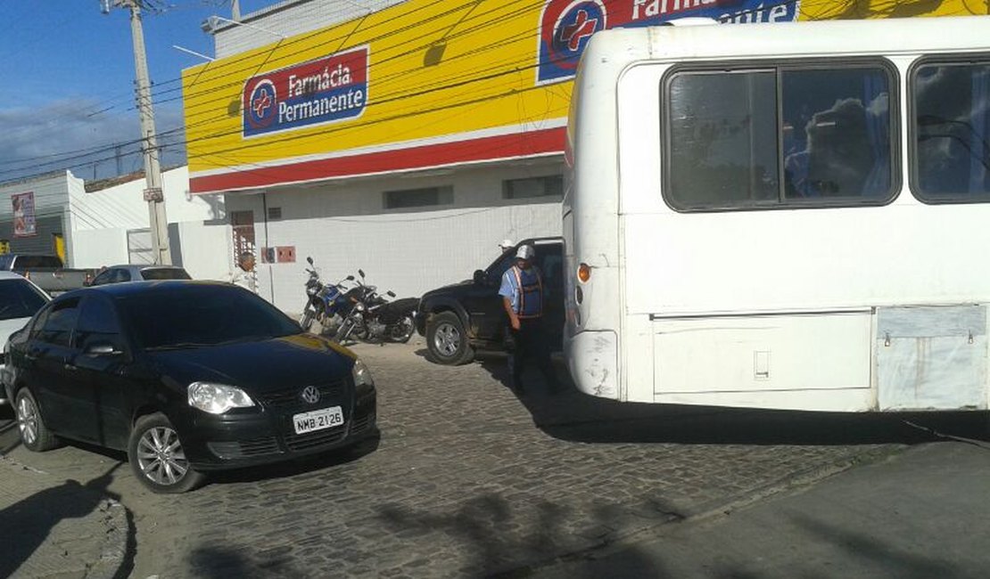 Ônibus colide com veículo estacionado de forma irregular em Arapiraca