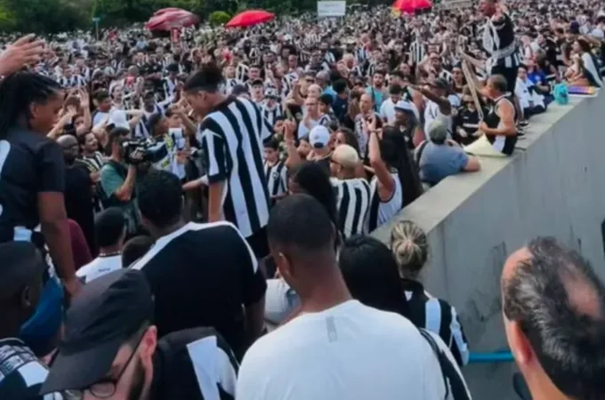 Botafogo desembarca no Rio com a taça da Libertadores e festa da torcida não tem hora para acabar