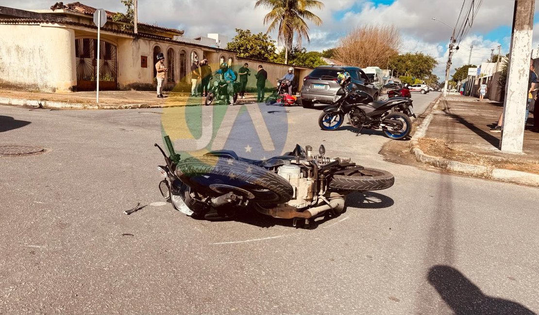 Motorista avança placa de pare e colide contra quatro motos em Arapiraca; homem foi socorrido