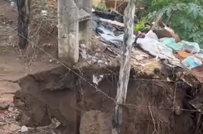 VÍDEO: Solo cede e poste fica com base exposta em rua no bairro Primavera, em Arapiraca