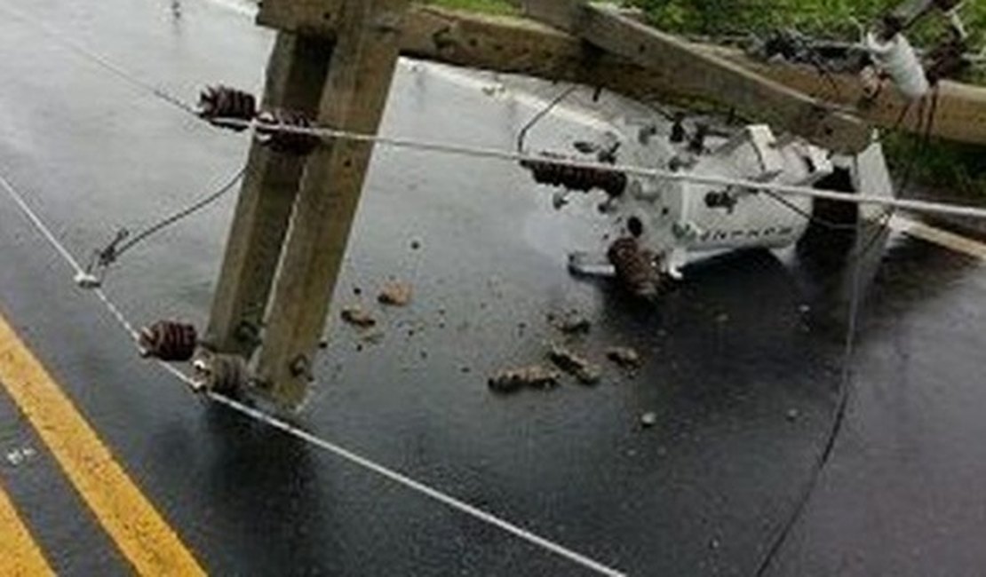 Colisão em poste causa curto-circuito e atinge vegetação na AL-110, em Arapiraca