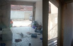 Portas de supermercado arrombadas por criminoso, em Arapiraca