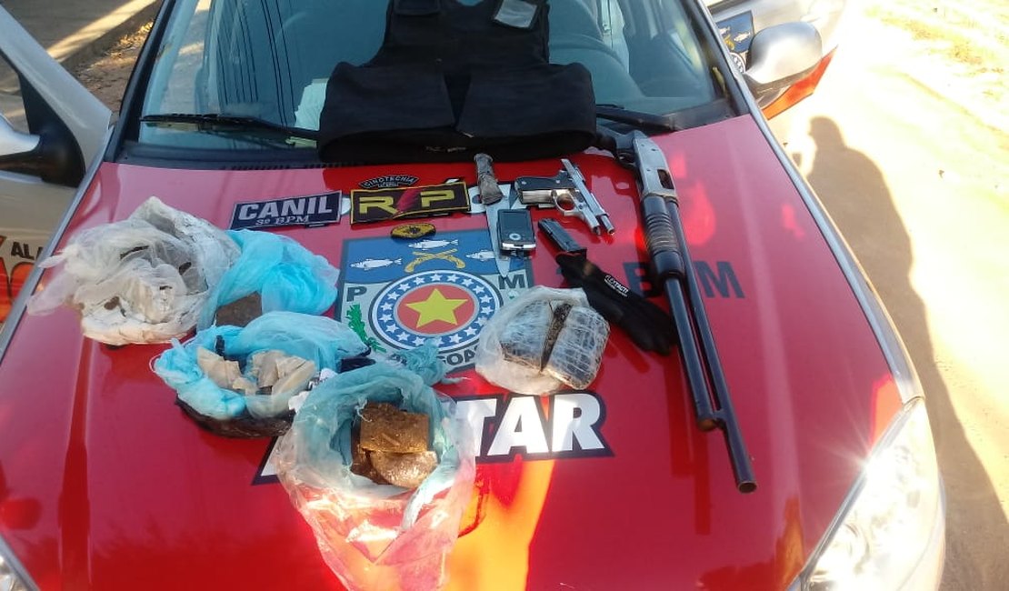 Após denúncia, polícia prende homem e apreende armas e drogas em Arapiraca