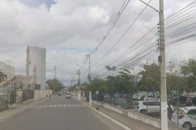 Homem que costuma importunar pessoas em frente ao shopping faz ameaça de morte contra segurança, em Arapiraca