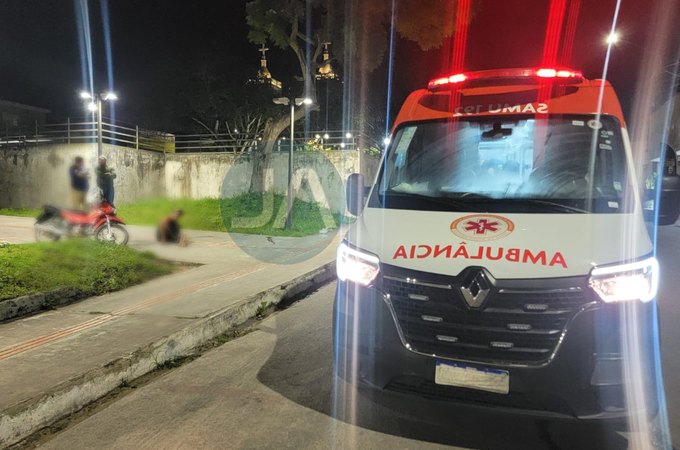 Dois homens que estavam em moto invadem calçada de praça e colidem contra poste no bairro Canafístula