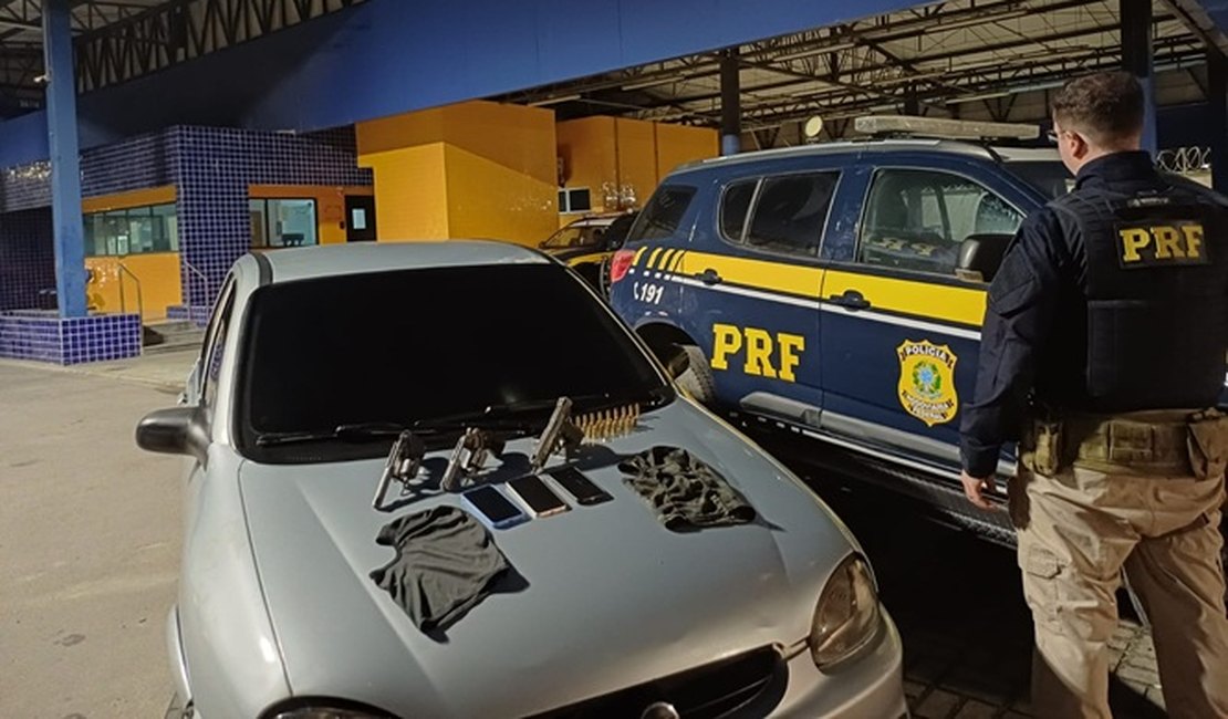 Homem com histórico criminal é preso ao ser flagrado com armas de fogo dentro de carro, em Campo Alegre