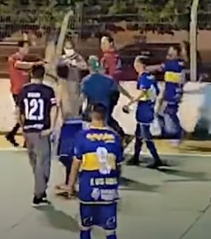 Vídeo. Árbitro aponta arma e agride jogadores em jogo de futsal no RS