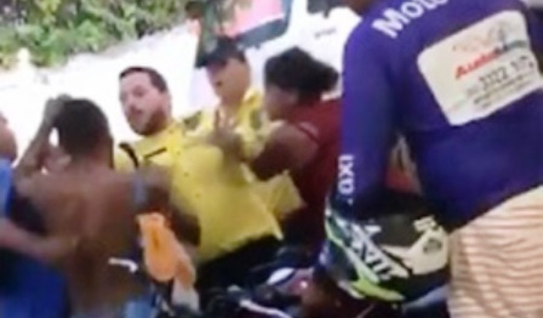 Vídeo: Agente de trânsito leva soco no rosto durante briga de casal no Feitosa, em Maceió