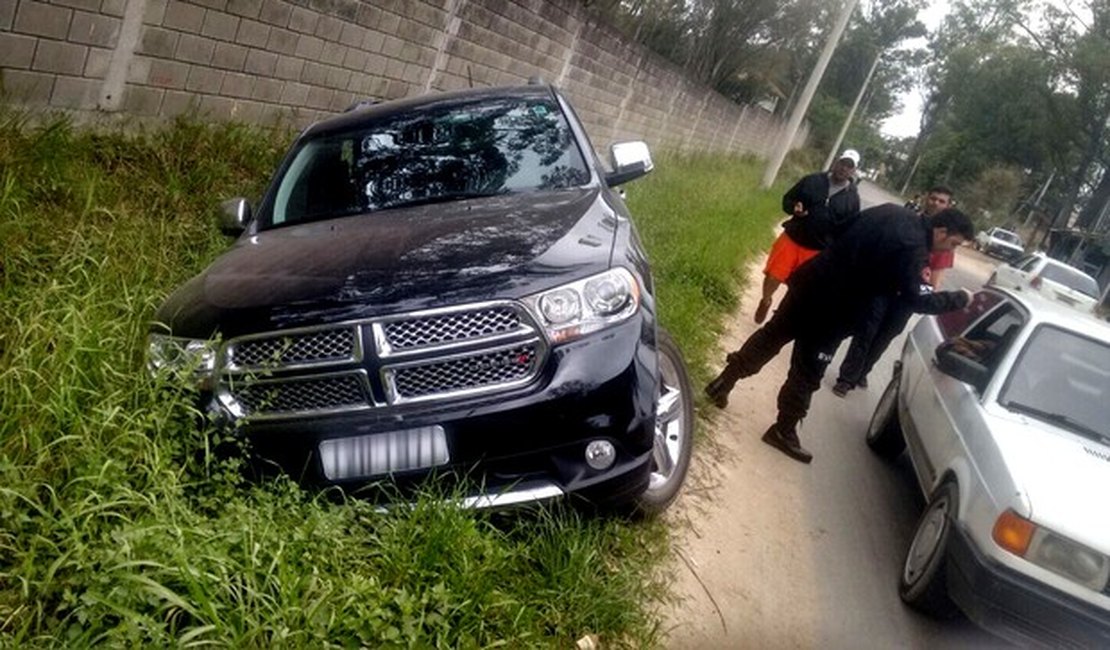 Carro de Ronaldinho sai da pista, e fã registra momento; veja imagens