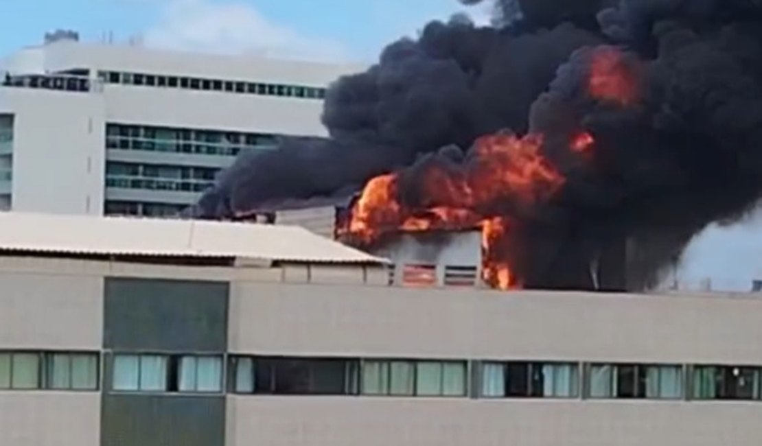 Incêndio atinge cobertura de hotel em Cruz das Almas, em Maceió