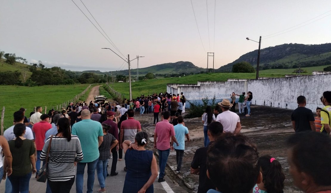 Corpo de jogador alagoano morto nos EUA é sepultado em Tanque d'Arca